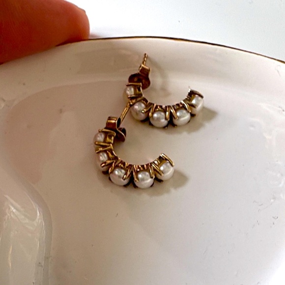 Leah Alexandra Half moon shaped pearl huggies - Picture 4 of 5